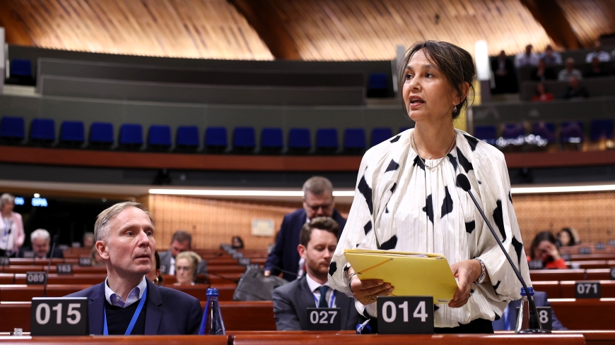 La représentante néerlandaise Gala Veldhoen prend la parole lors du débat sur la nouvelle loi sur la peine de mort en Israël. Le Conseil de l'Europe a dirigé le processus visant à débarrasser l'Europe de la peine de mort