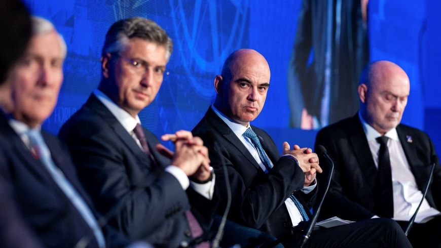 Von links nach rechts: Der stellvertretende italienische Ministerpräsident, Antonio Tajani, der kroatische Premierminister, Andrej Plenković, der Generalsekretär des Europarates, Alain Berset, und der Generalsekretär der OSZE, Feridun H. Sinirlioğlu, während der Podiumsdiskussion der Spitzenpolitiker zum Thema „Das Zeitalter der Multipolarität: Orientierung in neuen Realitäten“ auf dem Dubrovnik-Forum
