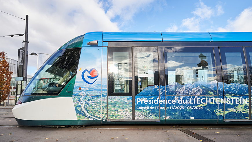 Perché i tram di Strasburgo sono a volte decorati con i colori dei paesi?