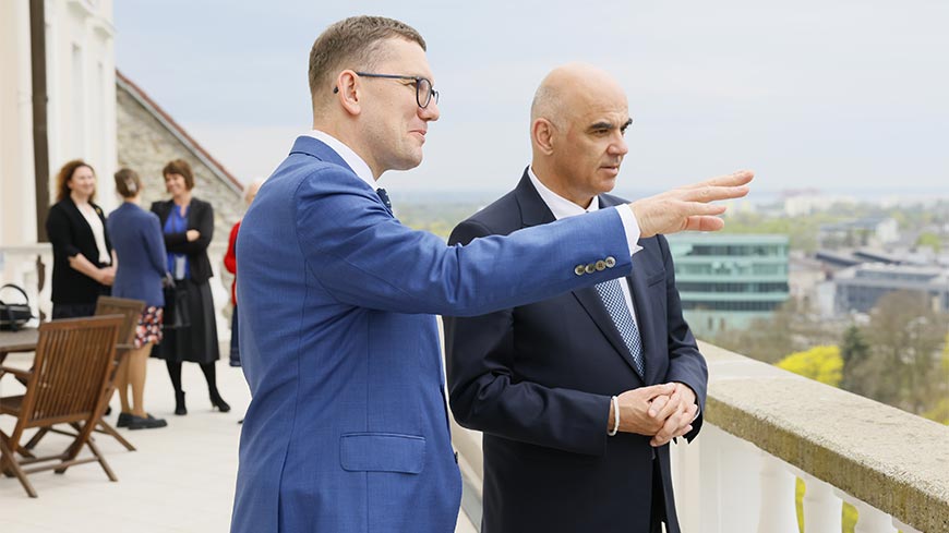 Alain Berset und Kristen Michal blicken von den Büros des Premierministers im Stenbockhaus auf Tallinn