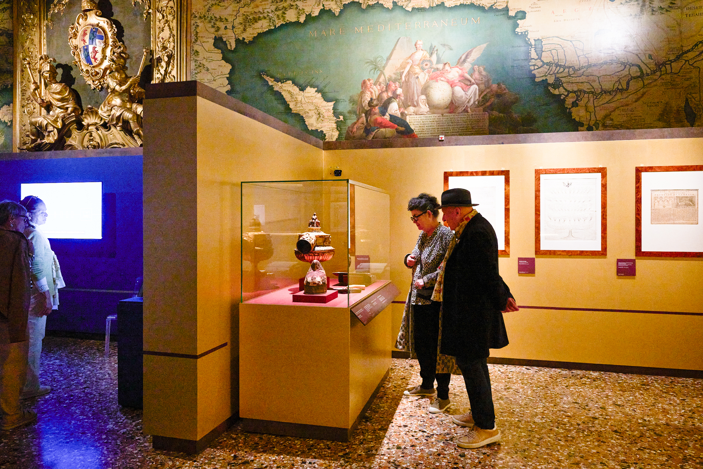 Besucher begutachten eine Abstimmungsurne aus der Zeit der Republik Venedig im Palazzo Ducale in Venedig