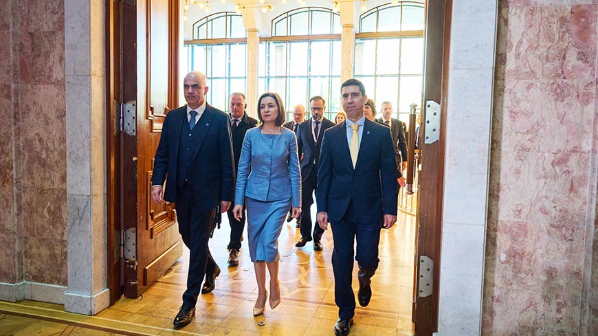 Secretary General Berset with Moldovan President Sandu (centre) and Foreign Minister Popșoi (right) arrive to host a very consequential meeting of Europe’s foreign ministers at the Palace of the Republic in Chișinău