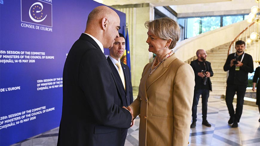 Le Secrétaire Général Alain Berset (à gauche) et le ministre moldave des Affaires étrangères, Mihail Popșoi (au centre), accueillent la ministre britannique de l’Intérieur, Yvette Cooper. La déclaration sur la migration a été adoptée à Chișinău par consensus entre les 46 États membres.