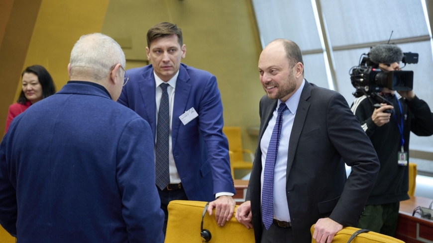 Natalia Arno, Michail Chodorkowski, Dmitri Gudkow und Wladimir Kara-Mursa vor dem ersten Treffen der neuen Plattform