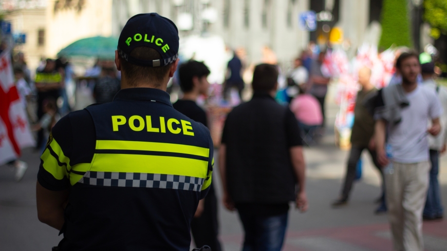 Géorgie : un rapport attire l’attention sur les mauvais traitements infligés par la police lors des manifestations de fin 2024, l'absence d'enquête effective et les conditions de détention