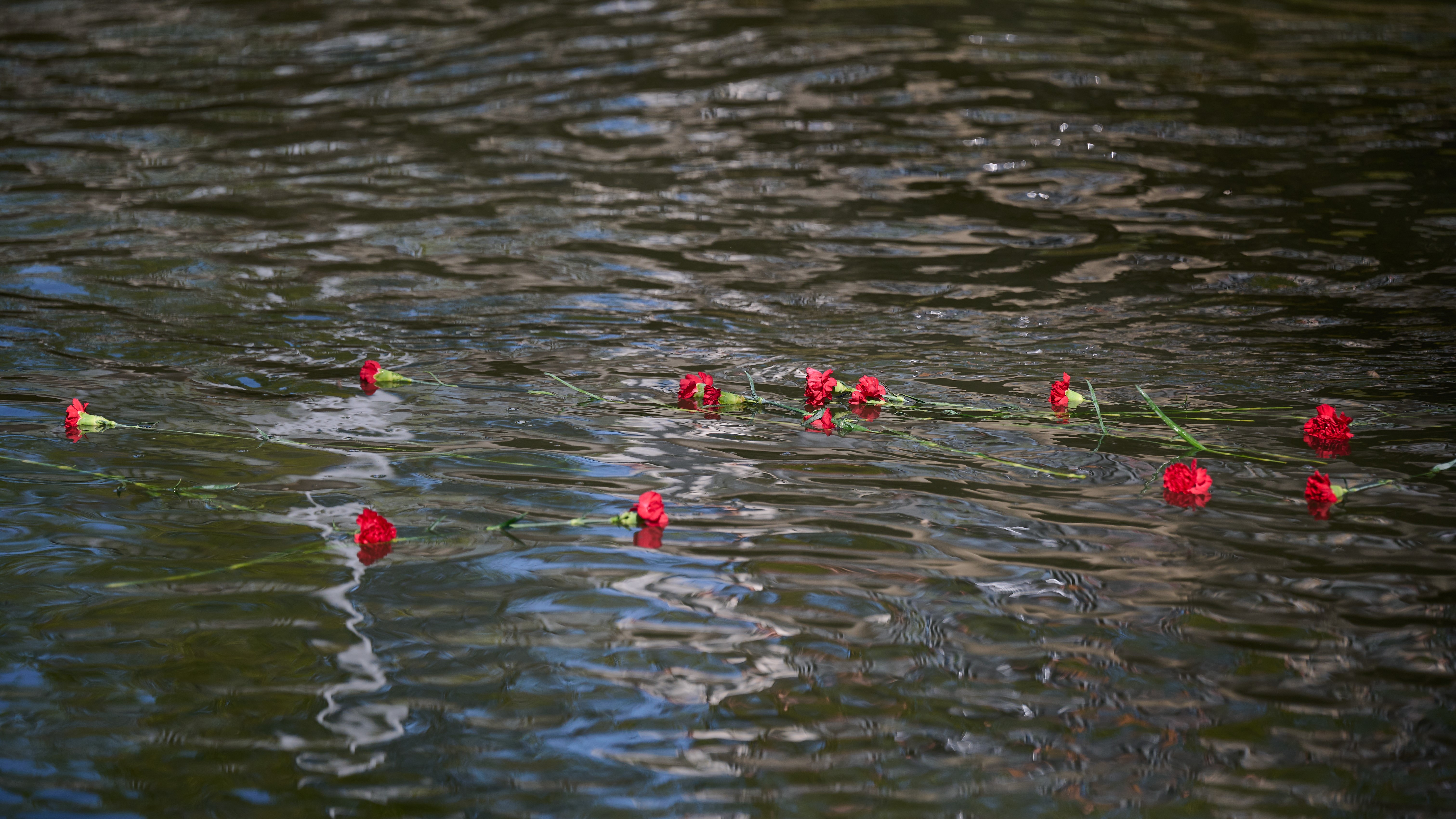 Cérémonie de lancer de fleurs pour la Journée internationale des Roms