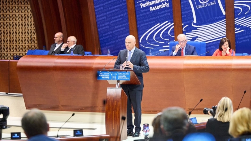 Secretary General Alain Berset takes questions from members of the Assembly