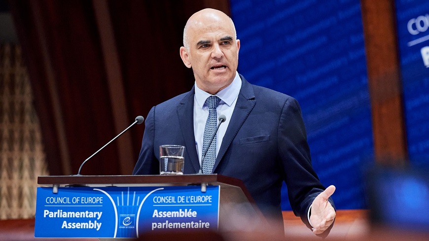 Le Secrétaire Général répond à des questions lors de la session d’été de l’Assemblée parlementaire
