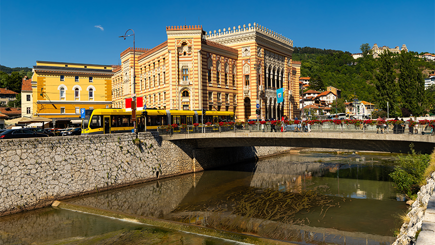 « De nouvelles réformes, notamment constitutionnelles, restent essentielles », a déclaré le Secrétaire Général à Sarajevo