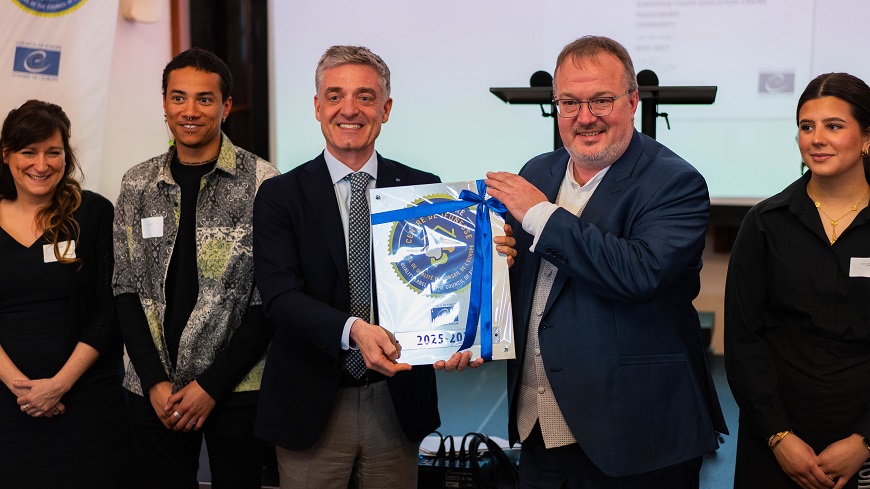 Dr Tobias Flessenkemper, Head of the Youth Department at the Council of Europe, presented the Quality Label to Christian Scharf, Director of the EJBM (Photo: Hannes Marquardt)
