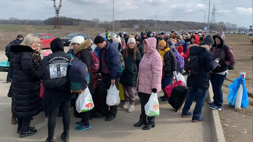 На пограничном контрольно-пропускном пункте «Паланка» Комиссар слушает людей, рассказывающих о травмирующем опыте семей, женщин, детей, пожилых людей и людей с инвалидностью, спасающихся от войны на Украине, в ожидании обретения безопасности в Республике Молдова. 8 марта 2022 г.