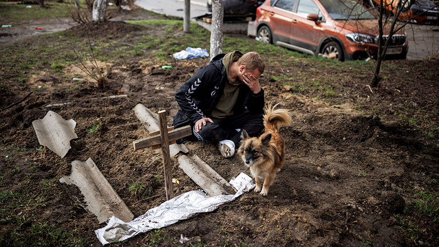 Un uomo piange vicino alla tomba del suo amico a Bucha, Ucraina. 6 aprile 2022. REUTERS/Alkis Konstantinidis