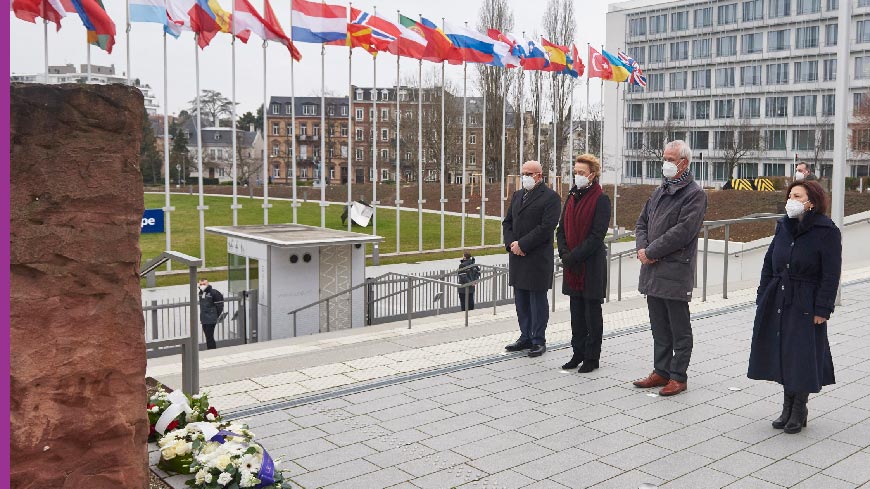 Установленный на площадке перед Советом Европы памятный камень, открытый 27 января 2005 года.