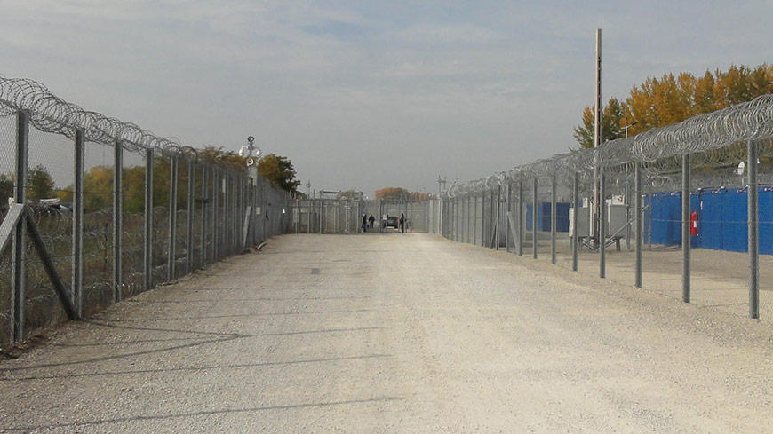Hongrie : le Comité anti-torture a constaté des conditions convenables dans les zones de transit, mais critique le traitement des migrants en situation irrégulière « refoulés » vers la Serbie