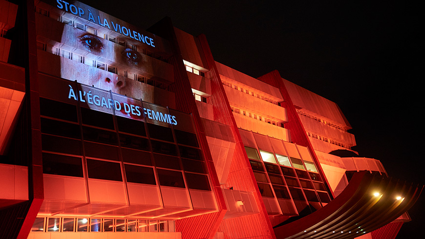 Оранжевая подсветка украсила главное здание Совета Европы в знак борьбы против насилия в отношении женщин