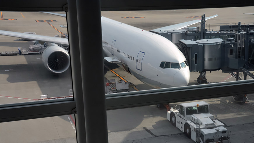 Le Comité anti-torture dénonce l’insuffisance des garanties dont jouissent les ressortissants étrangers renvoyés par avion depuis l’Italie et l’Espagne