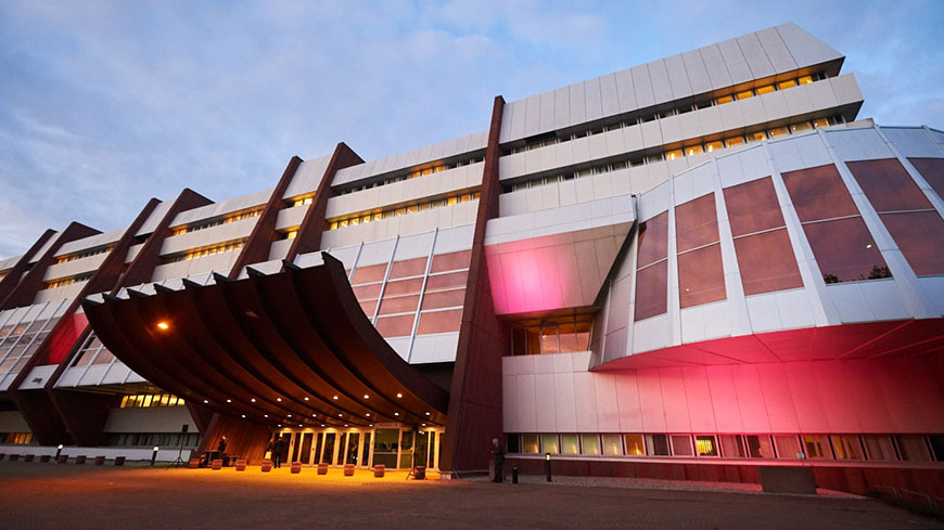 Il Palais de l’Europe illuminato di rosa per segnare il mese di sensibilizzazione alla prevenzione del tumore al seno