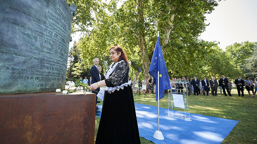 Europarat ehrt Roma-Opfer des Holocausts: „Die Vergangenheit anerkennen und heute die Rechte der Roma stärken“