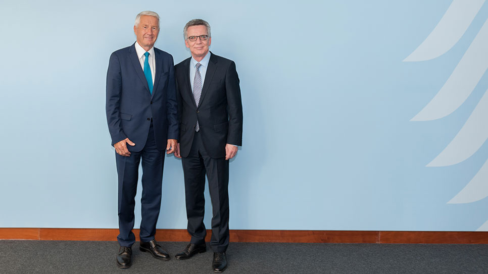 Secretary General meets German Interior Minister de Maizière and attends OSCE conference on Sinti and Roma
