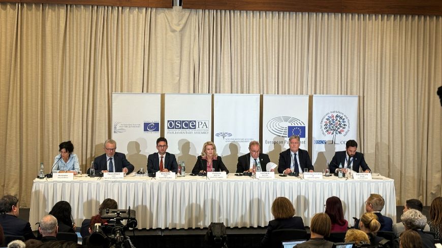 Georgien: Wahlen laut internationalen Beobachtern durch ungleiche Bedingungen, Druck und Spannungen beeinträchtigt, doch Wähler hatten große Auswahl