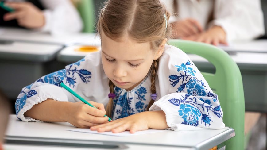 Accesso all’istruzione per i bambini dell’Ucraina in Europa: è il momento di passare da soluzioni di emergenza a soluzioni a lungo termine, secondo uno studio del Consiglio d’Europa