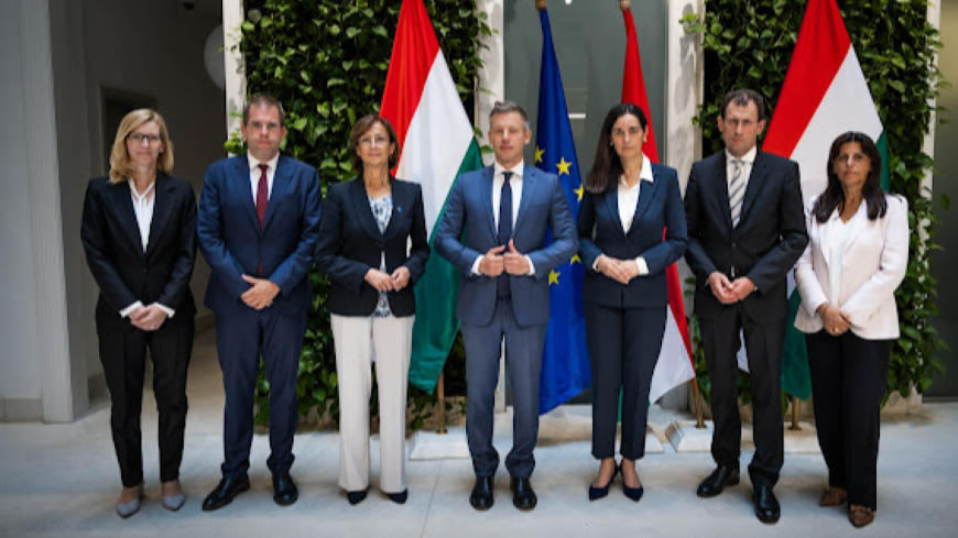 La Presidente della Commissione di Venezia Marta Cartabia (terza da sinistra) incontra il Primo ministro ungherese Péter Magyar (al centro)
