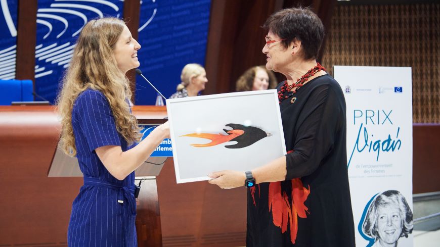 Lana Čop riceve il Premio Vigdís dalla Presidente Bayr per il lavoro svolto dalla sua organizzazione a favore dell’autonomia corporea delle donne