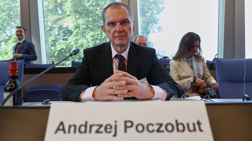 Andrzej Poczobut im Ministerkomitee, in dem die Regierungen von 46 europäischen Ländern und fünf Beobachterstaaten vertreten sind