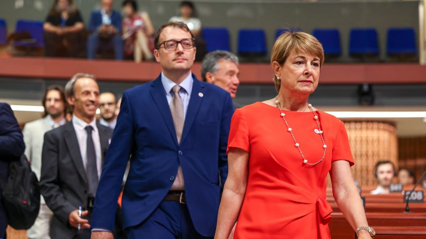 Isabelle Berro-Amadeï betritt den Plenarsaal des Europarates
