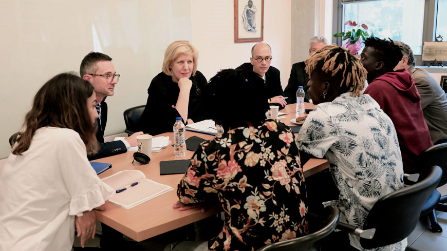 La Commissaire aux droits de l'homme du Conseil de l'Europe, Dunja Mijatović, rencontre les bénéficiaires d'un programme de vie semi-autonome pour les mineurs non accompagnés à Athènes, en Grèce. © CoE / 2018 / Giorgos Moutafis