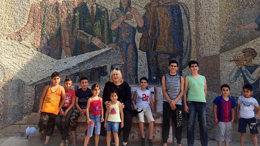Menschenrechtskommissarin Mijatović mit Kindern in einer Binnenvertriebenensiedlung im früheren Wohnheim der Technischen Universität im Bezirk Jasamal in Baku