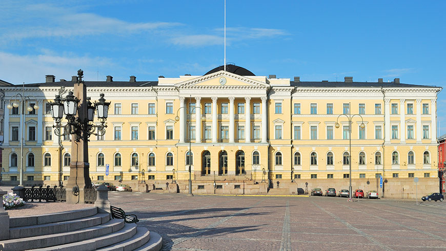 Senatsplatz, Helsinki (Finnland).  Shutterstock.com
