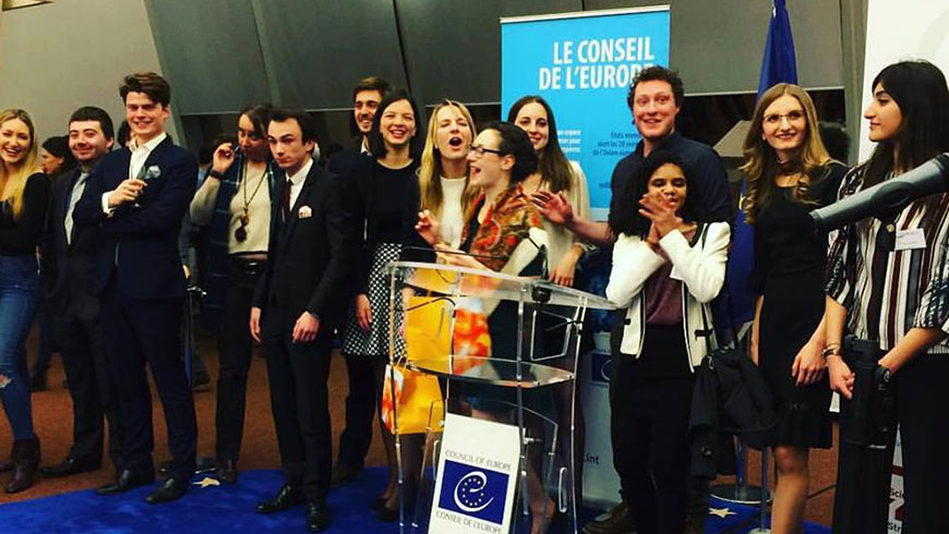 Une étudiante britannique en droit remporte le Prix européen de l’Éloquence 2017