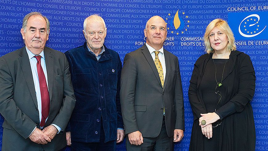 De droite à gauche: Dunja Mijatović, Nils Muižnieks, Thomas Hammarberg et Álvaro Gil-Robles