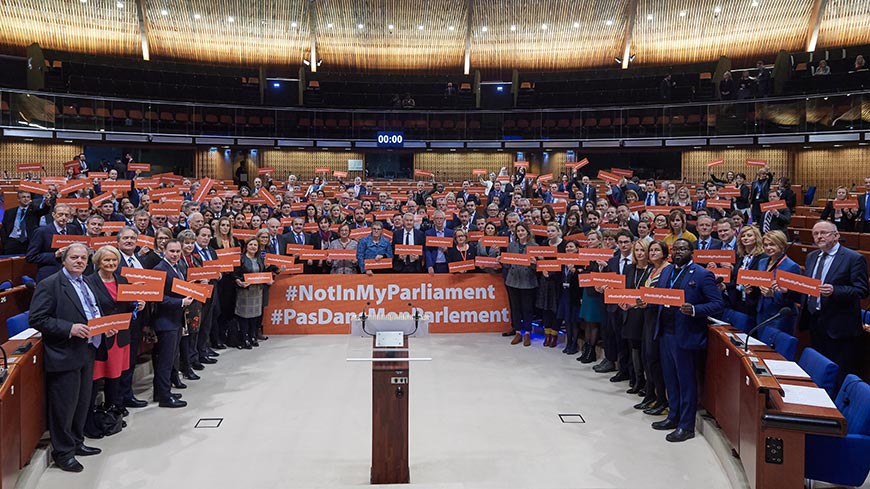 Parlamentarische Versammlung fordert Ende von Sexismus und sexueller Belästigung in Parlamenten