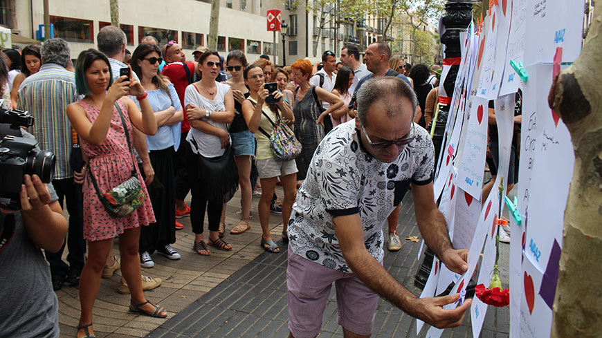 People leaving hope and love messages after the terrorist attack - Dino Geromella / Shutterstock