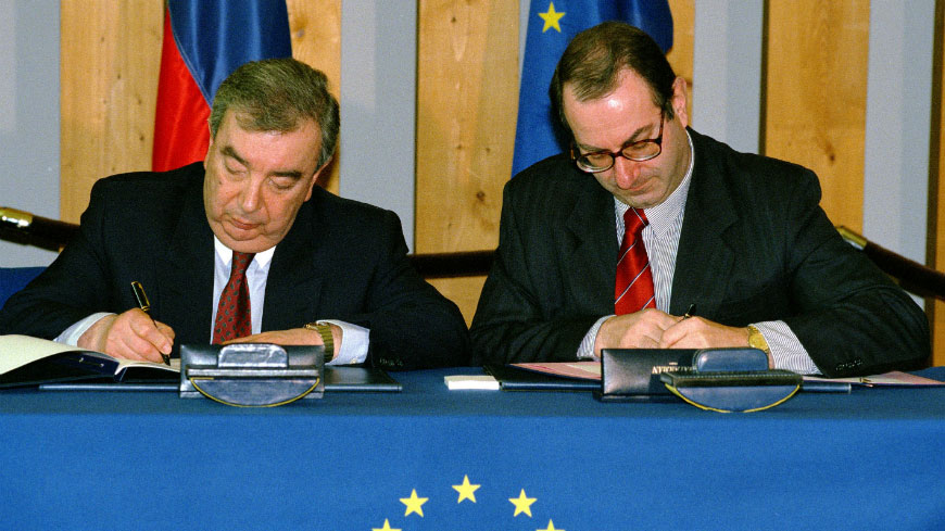 Евгений Примаков, министр иностранных дел РФ (слева) – Даниэль Таршис, Генеральный секретарь Совета Европы (справа), 1998 г.
