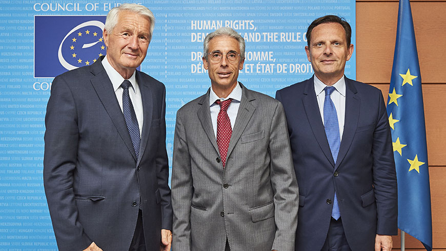 Generalsekretär Thorbjørn Jagland, der Vorsitzende des Europäischen Ausschusses für soziale Rechte, Giuseppe Palmisano, und der Botschafter Frankreichs, Jean-Baptiste Mattéi