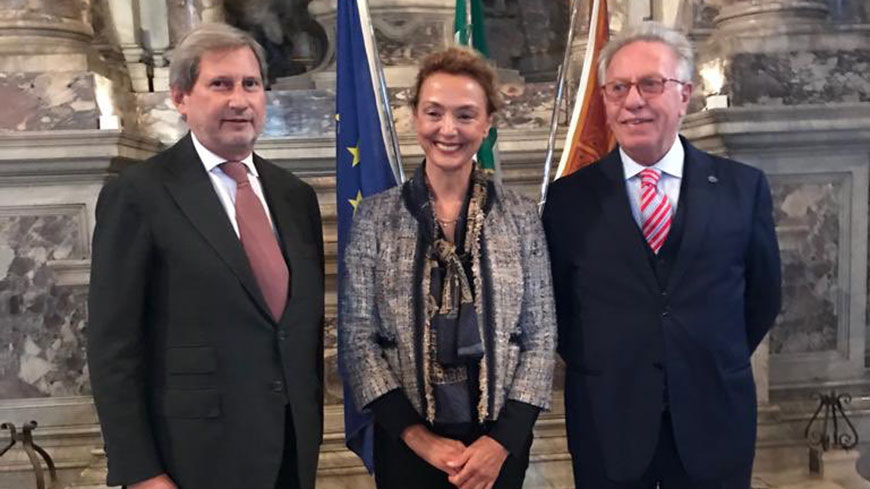 EU-Kommissar Johannes Hahn, die Generalsekretärin des Europarates, Marija Pejčinović Burić, und der Präsident der Venedig-Kommission, Gianni Buquicchio