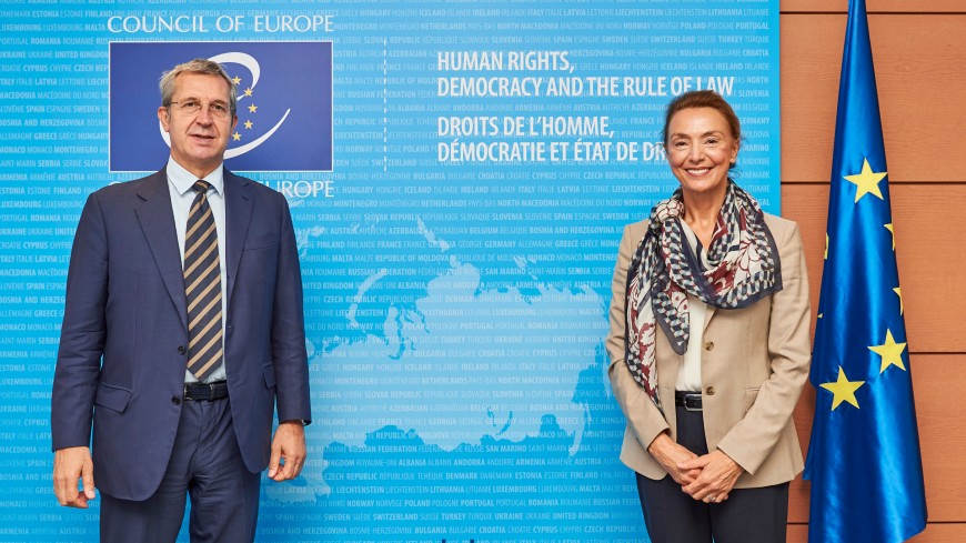 Secretary General exchanges views with Italian Undersecretary Della Vedova
