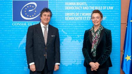 Generalsekretärin und Gouverneur der CEB bekräftigen strategische Partnerschaft zur Förderung sozialer Inklusion in Europa