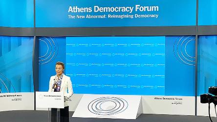 Generalsekretärin hält Rede auf dem Demokratieforum in Athen