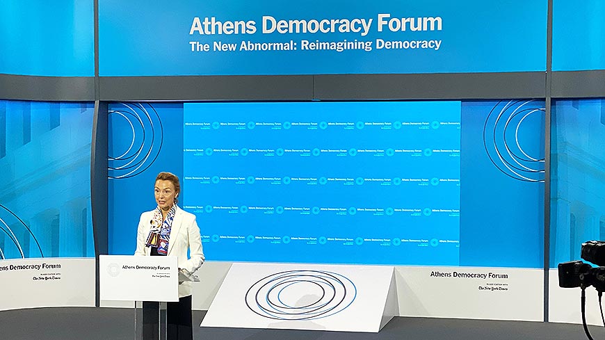 Generalsekretärin hält Rede auf dem Demokratieforum in Athen