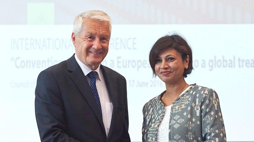 Thorbjørn Jagland und Drudeisha Madhub