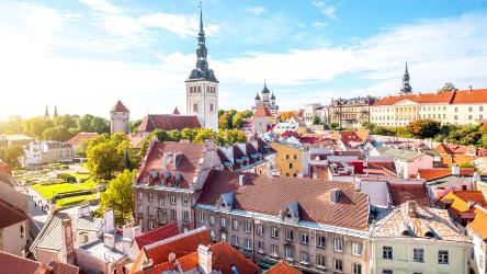 L’Estonia dovrebbe continuare a rafforzare il ruolo del settore privato e gli sforzi nell’applicazione della legge per combattere il riciclaggio di capitali e il finanziamento del terrorismo