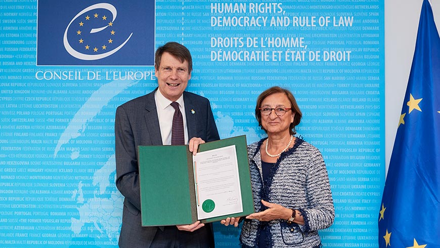 Botschafter Keith McBean, Ständiger Vertreter beim Europarat, und Gabriella Battaini-Dragoni, Stellvertretende Generalsekretärin