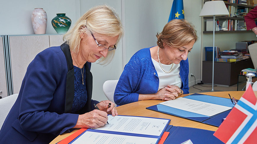 Cerimonia di ratifica a Strasburgo: Astrid Helle Emilie, Ambasciatrice e Rappresentante permanente della Norvegia presso il Consiglio d'Europa, con Gabriella Battaini-Dragoni, Vice Segretario generale del Consiglio d'Europa