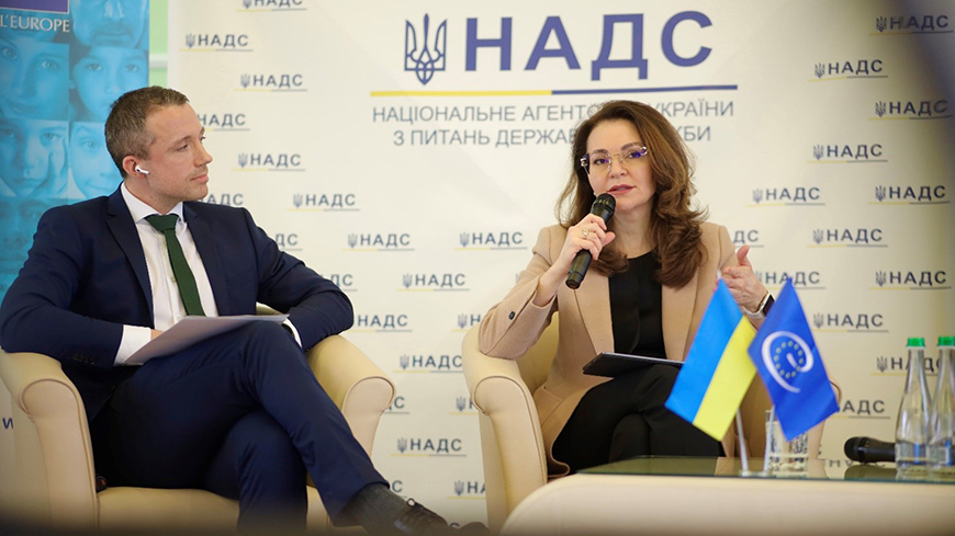 Natalia ALIUSHYNA, chef de l'Agence nationale ukrainienne de la fonction publique, et Erlend FALCH, chef adjoint du Bureau du Conseil de l'Europe en Ukraine.