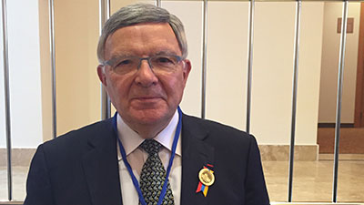 Médaille du Premier Ministre de la République d'Arménie à Robert Hertzog pour sa contribution à la consolidation de l'autonomie locale en Arménie