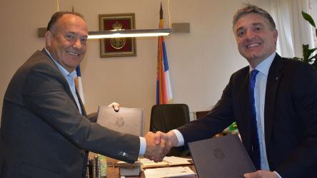 Accord de licence des cours d'intégrité académique signé en Serbie